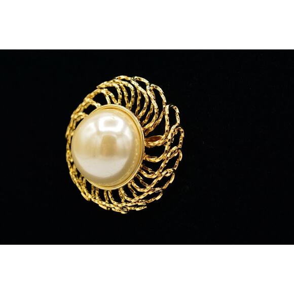 Vintage Pin Brooch Gold Tone Large Pearl 3D Round Chunky Filigree 1980s BinV - Picture 3 of 10